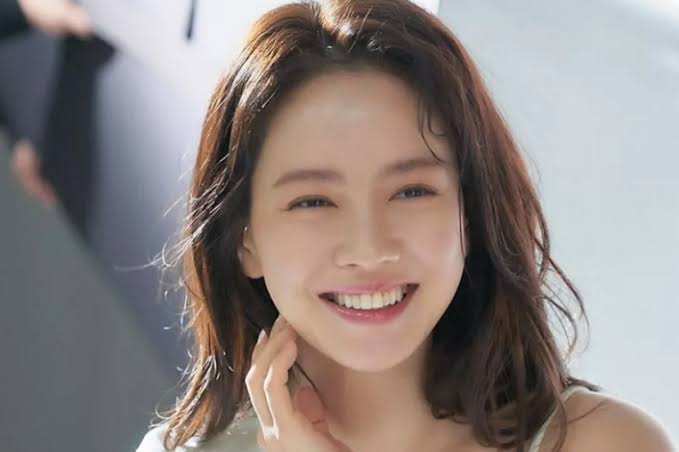 Song Ji Hyo Khawatir Tak Bisa Jatuh Cinta Lagi