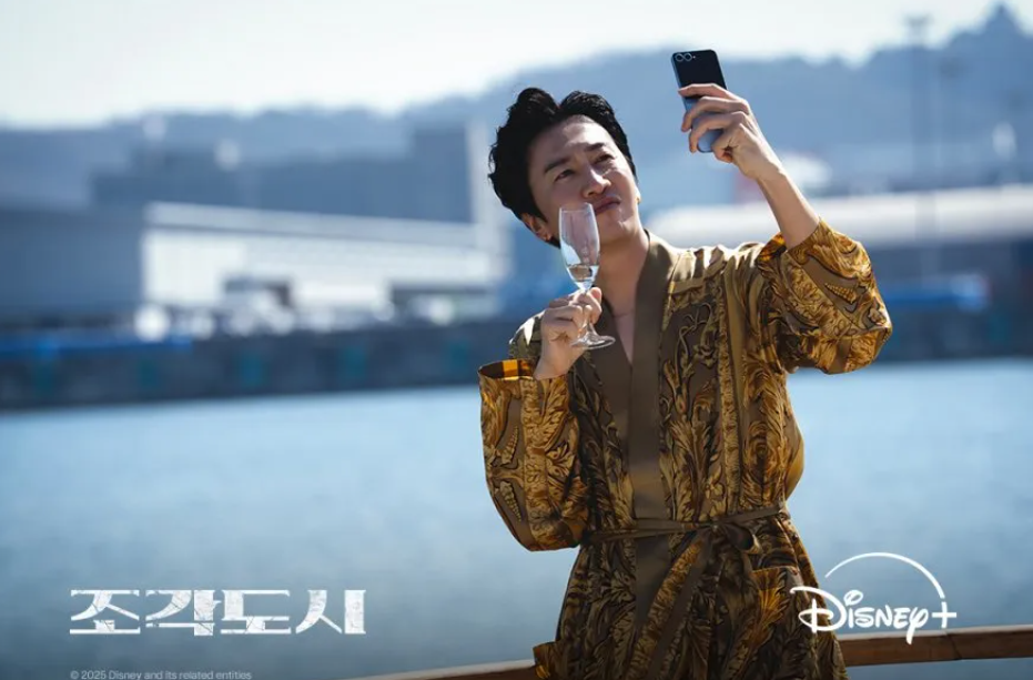 Lee Kwang Soo Jadi Satuan Panjang di Komunitas Merajut